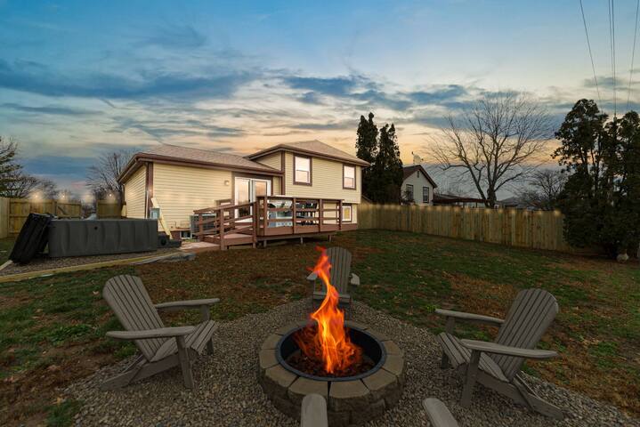 Pondside Retreat 4BR w/ Hot Tub & Pool Table & BBQ gallery image 4