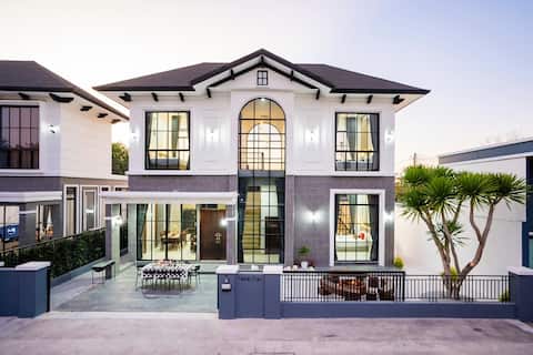 Mavia fun pool villa