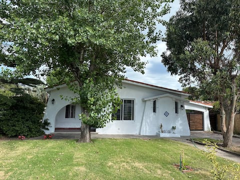 Beautiful house half a block from the Rambla.