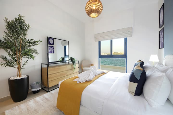 Relaxe em um quarto calmo organizado com uma cama confortável, superfícies de cabeceira e um layout equilibrado que convida você a descansar. Iluminação suave e janelas amplas suportam noites tranquilas e manhãs relaxadas durante toda a sua estadia.