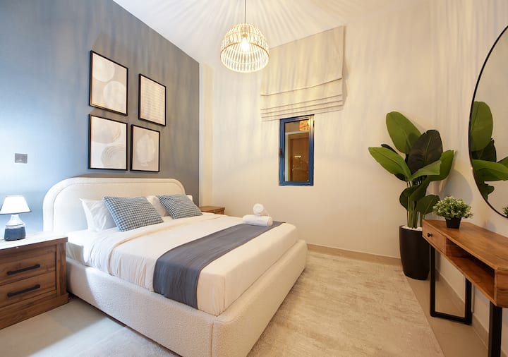 Relaxe em um quarto calmo organizado com uma cama confortável, superfícies de cabeceira e um layout equilibrado que convida você a descansar. Iluminação suave e janelas amplas suportam noites tranquilas e manhãs relaxadas durante toda a sua estadia.