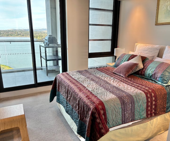 Zgjohu në rehati, me pamje nga liqeni ndërsa shijon kafenë e mëngjesit. Dhoma kryesore e gjumit ka shumë hapësirë për gardërobë dhe ambientin e vet privat