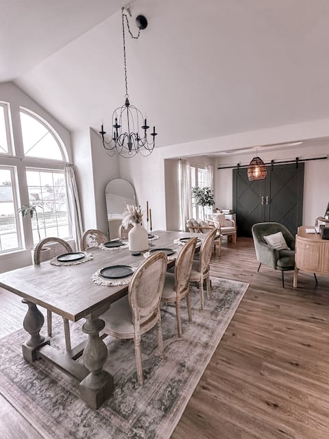 Large home w/
hot tub, sauna, tanning & theater