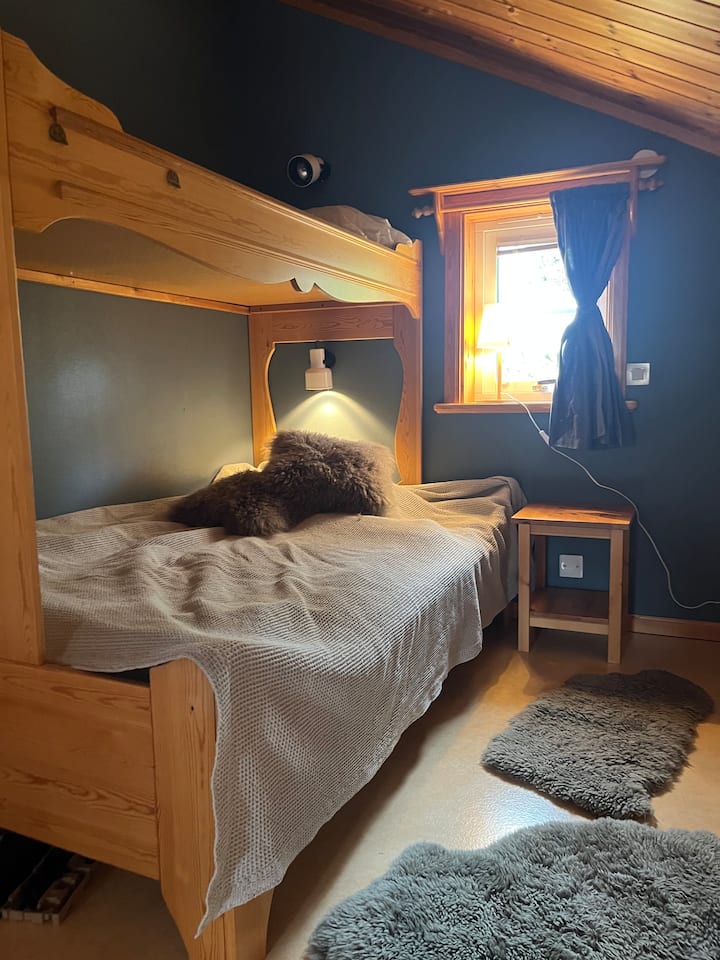 Perfecto para niños o adolescentes: dos camas de matrimonio, espacio para seis personas. La litera inferior mide 120 cm y tiene un cómodo colchón con un sobrecolchón de espuma viscoelástica. 