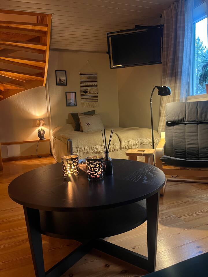 Una pequeña cama doble de 140 cm. Hay una TV con Chromecast. 