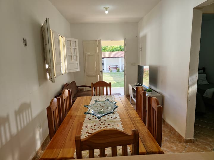 Მისაღები ოთახის ხედი და სამზარეულოდან გასვლა.