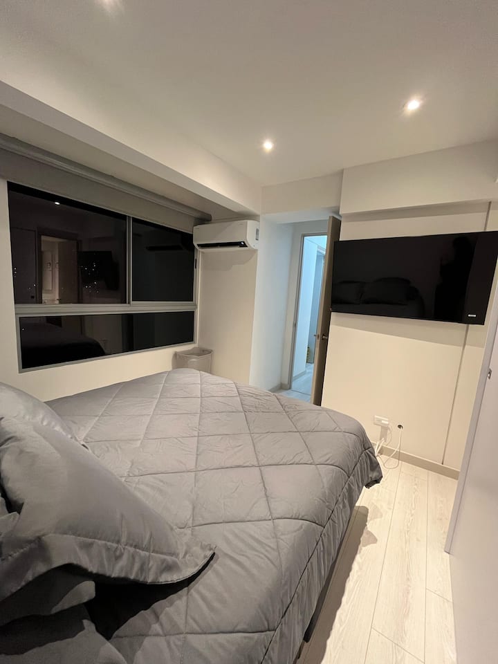 Მთავარ საძინებელში არის A/C ერთეული. Ფანჯარას აქვს ელექტრონული ფარდა.