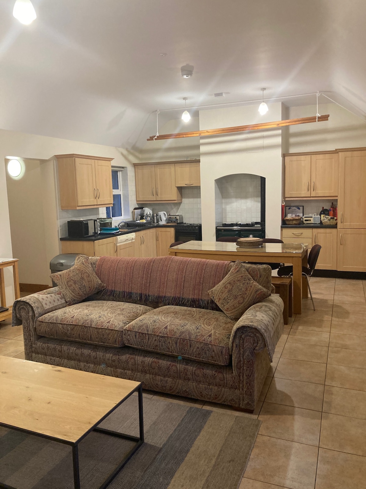 მისაღები ოთახი და სამზარეულო ღია გეგმარებით (2,8 მ²)