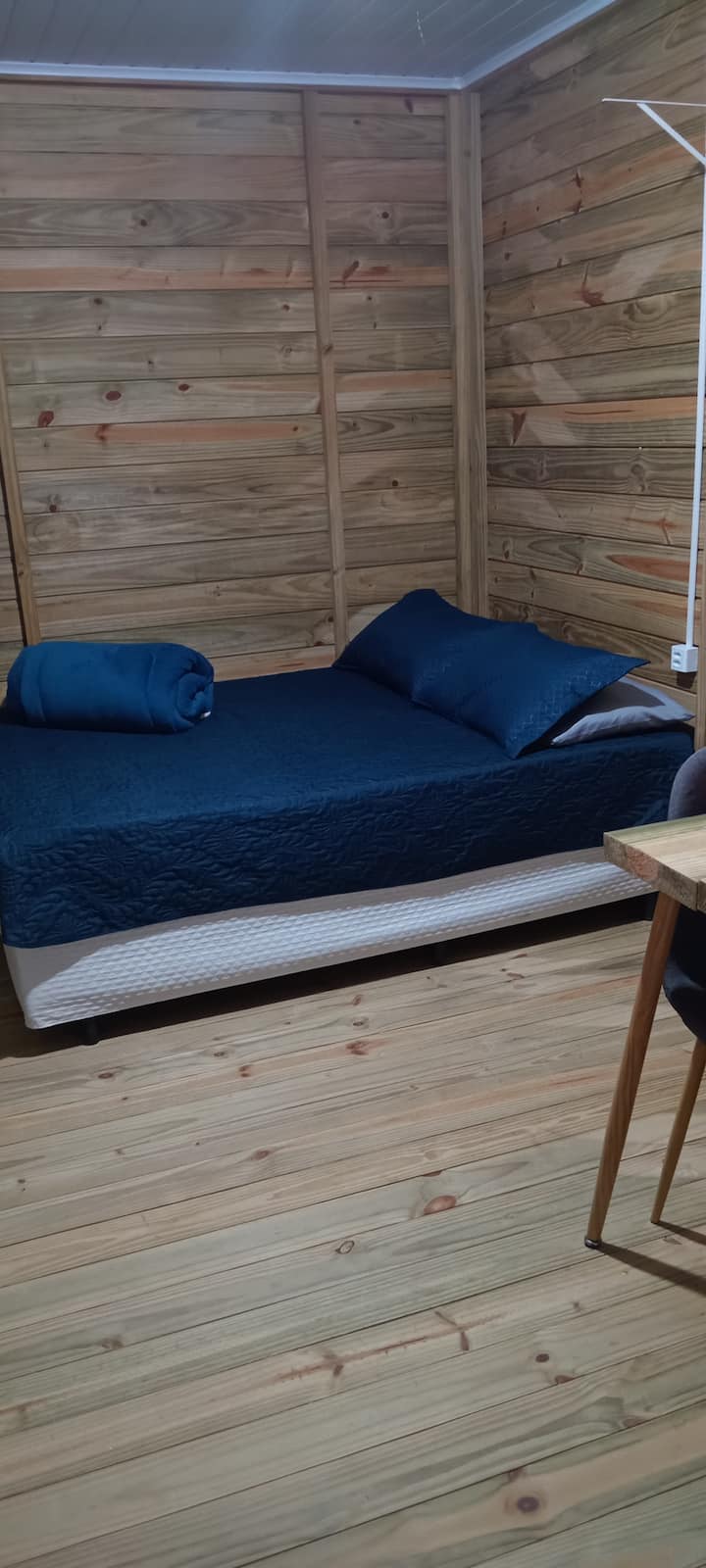 Manželská posteľ s pevným a pohodlným matracom na spanie. Dokončite so štyrmi vankúšmi, elastickou plachtou, medenou posteľou a hrubou prikrývkou.  