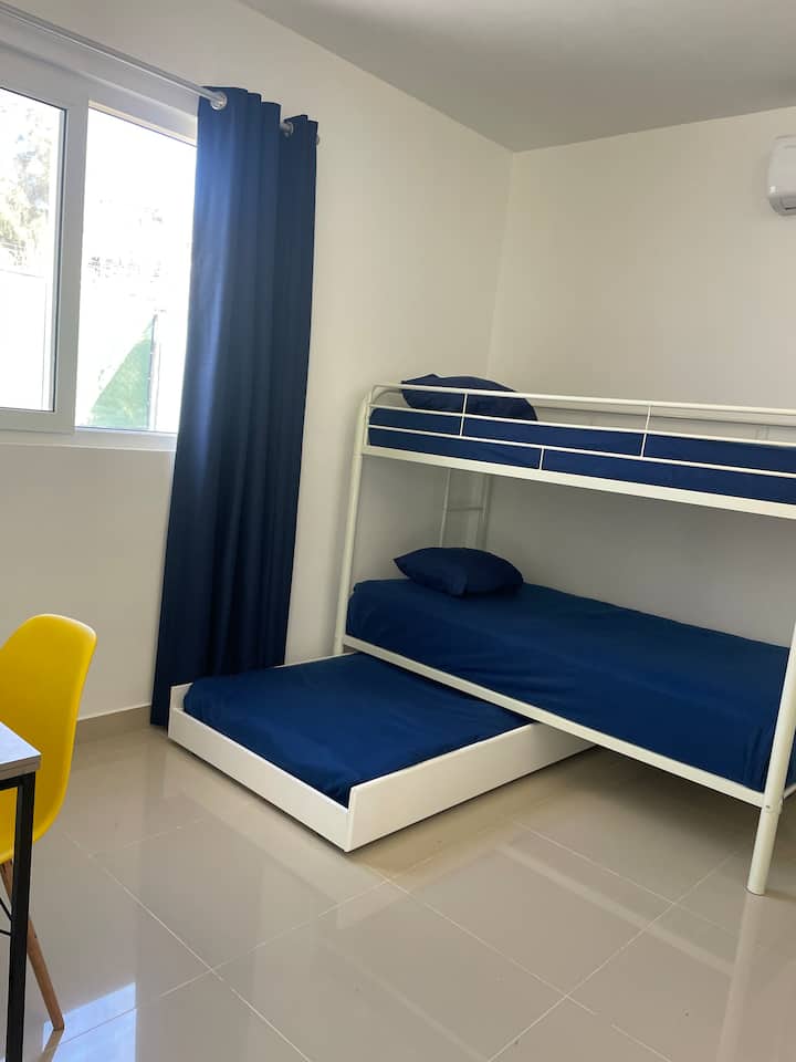 Esta habitación tiene un pequeño escritorio de trabajo  