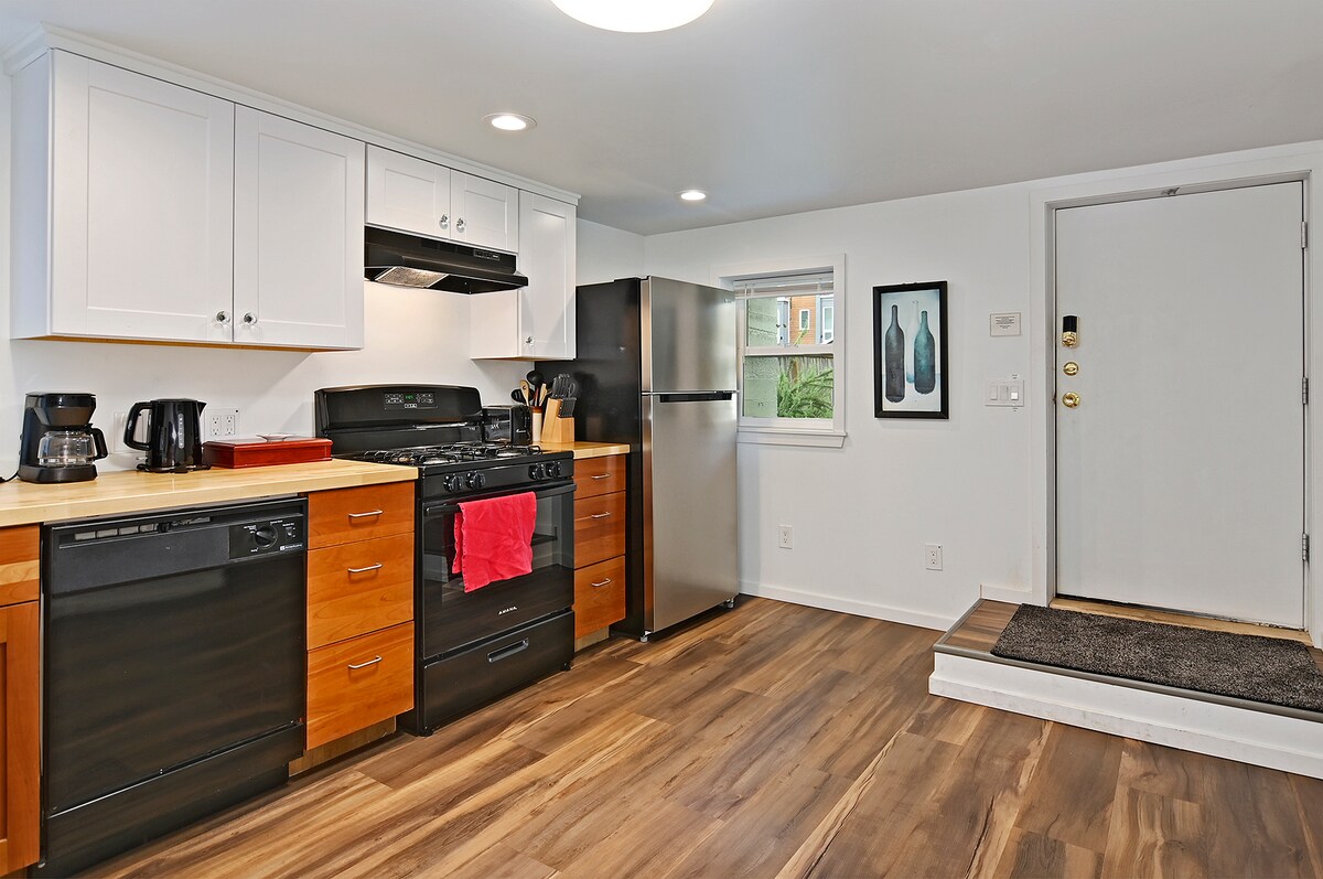 Private Georgetown Apartment