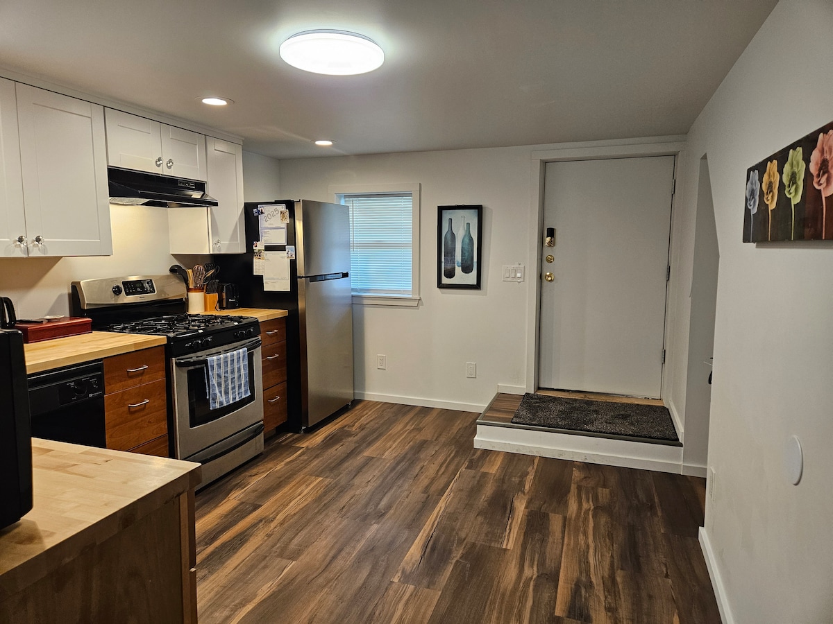 Private Georgetown Apartment