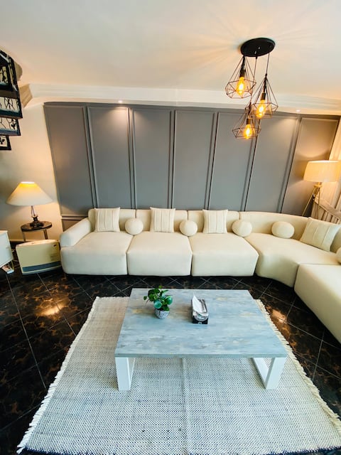 Beautiful Penthouse facing Mountains Near GPO/Mall