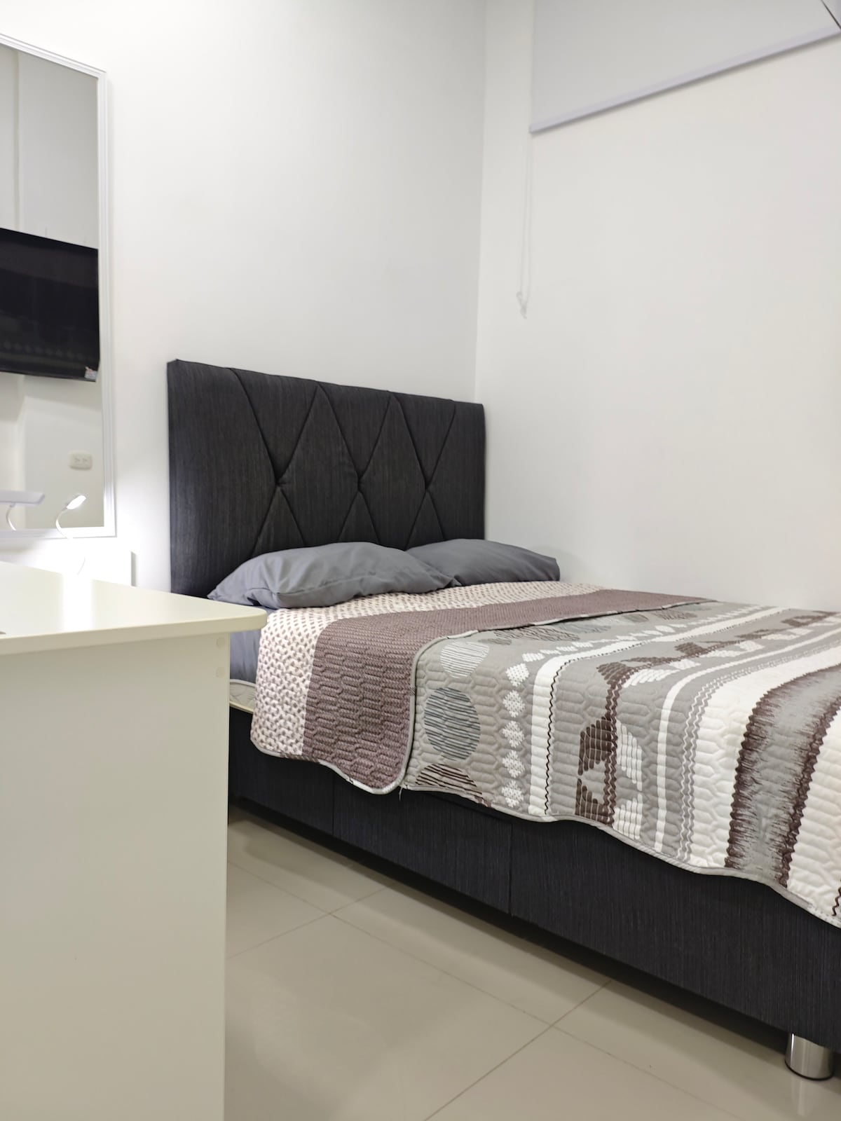 Tiene box tarima de dos plazas, velador con lámpara de noche, Google TV, ropero con colgadores de ropa, espejo, dos almohadas, sabanas y frazada.