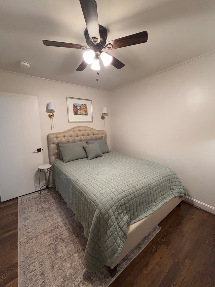 Aproveite este novo colchão e lençóis macios em uma cama queen size com cômoda, armário com espelho, cabides, TV e suporte de bagagem.