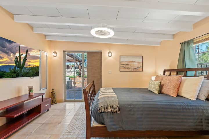 Chumba kizuri cha pili cha kulala chenye kitanda chenye starehe na Smart TV.