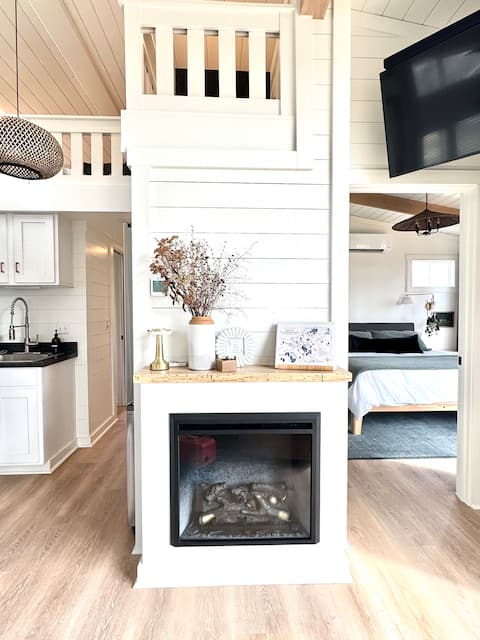 Top Airbnb: Wildflower Lakefront Cabin w/ Canoe, Paddle boards in Tracy City