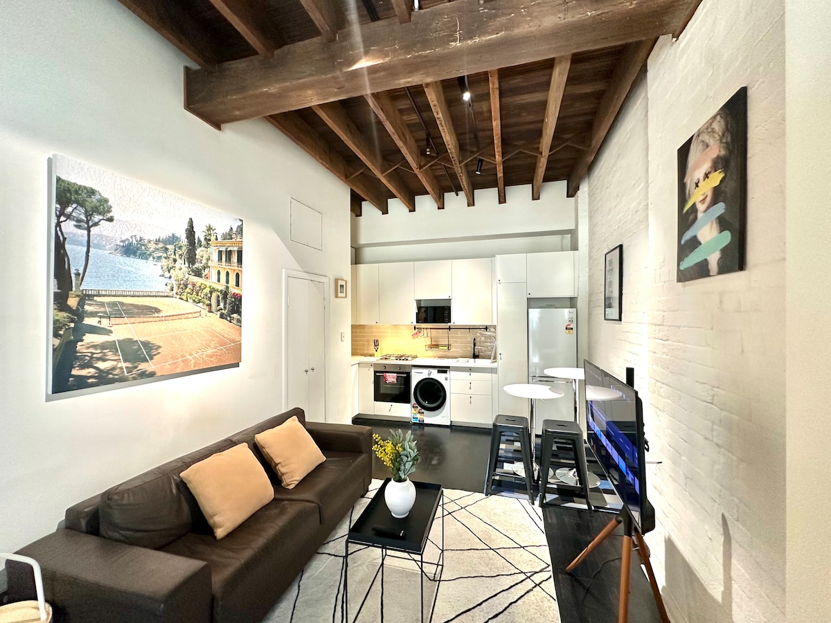 Popular Airbnb listing: Chic Studio w/ Private Entrance Near Central & CBD in Chippendale