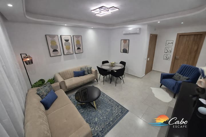 La sala de estar y el comedor se mezclan suavemente y el sillón se convierte rápidamente en un lugar favorito
