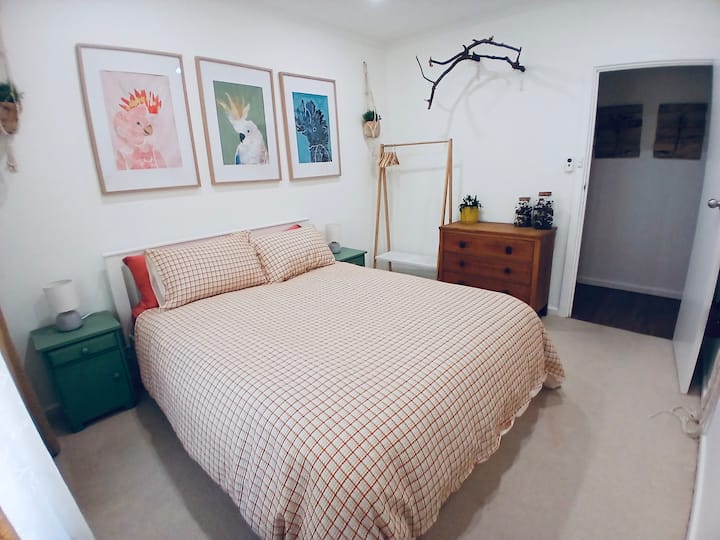 ห้องนอน 2 พร้อมเตียงควีนไซส์ที่สะดวกสบายผ้าปูที่นอนผ้าฝ้ายคุณภาพดีมู่ลี่กั้นเครื่องปรับอากาศและพัดลมเพดาน