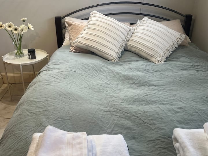Sábanas limpias, texturas suaves y un rincón tranquilo para recargar energías.