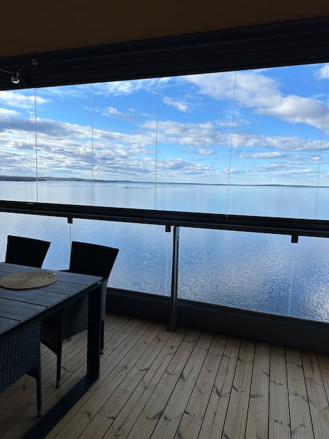 Top Airbnb: Luxury apartment by the beach. Private parking. in Keskustan Suuralue