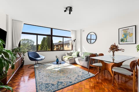 Successful Airbnb property: Bondi Beach Retreat with Parking in North Bondi