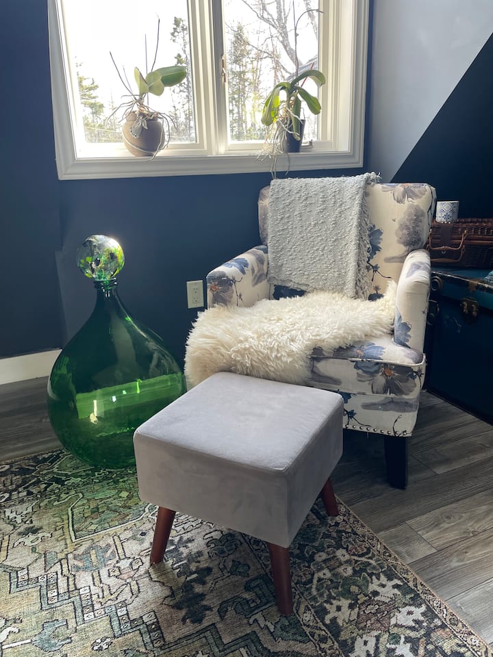 Удобен стол за читање во ќош