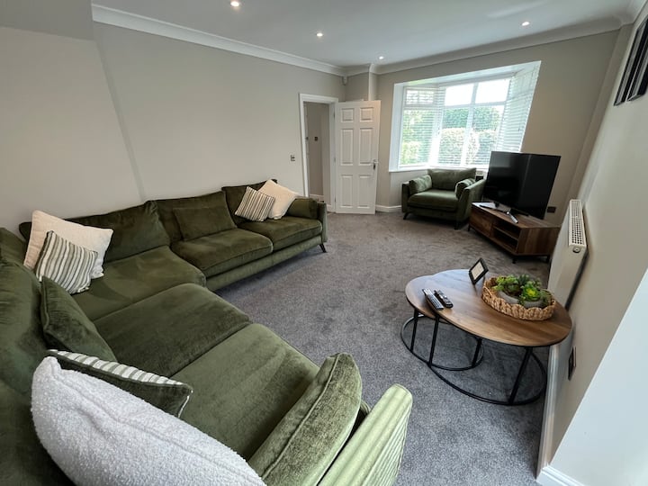 Five Bedroom Luxury Home With Large Driveway - Birmingham