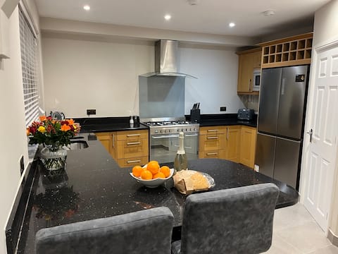 Five Bedroom Luxury Home With Large Driveway