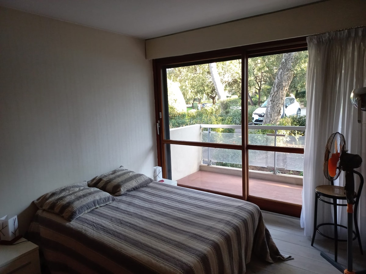 bed 140*190 dunlopillo
glazen raam over de hele breedte van de slaapkamer 