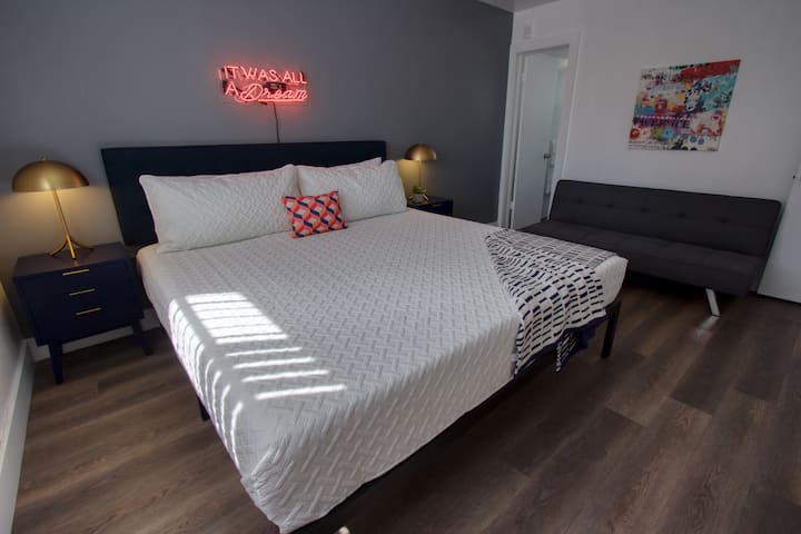 Modern 1br + Balcony, Pool, Parking - Miami