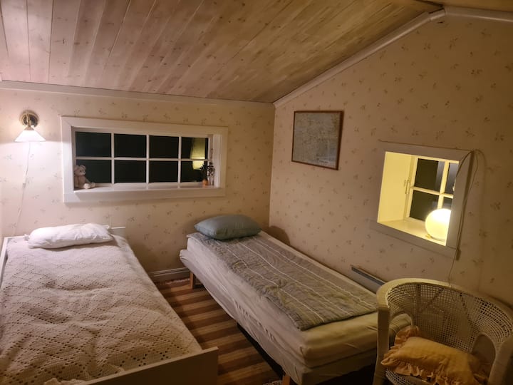 您睡觉的客房。漂亮的老木屋，鸡的隔壁，因此也被称为"女孩小屋"
