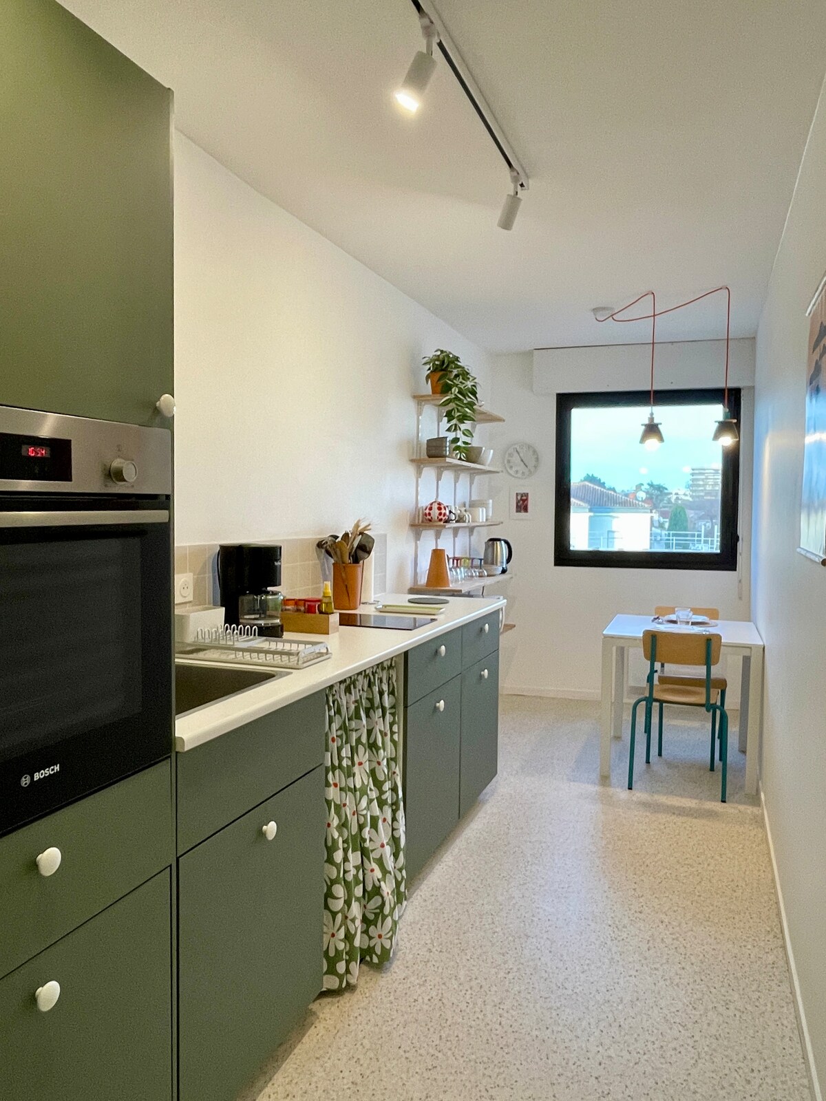 Top performing Airbnb: Apartment with quiet parking in Caudéran