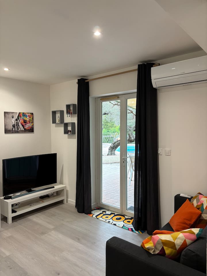 Charmant T1 Bis De 30 M2 + Terrasse Dans Villa - La Farlède