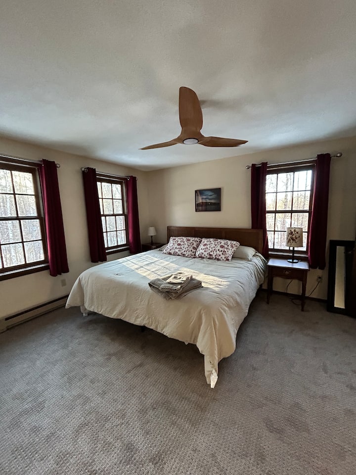 Chumba kikuu cha kulala chenye kitanda cha ukubwa wa kifalme na kabati la kuingia.  Pia ina bafu lililoshikamana na bafu.