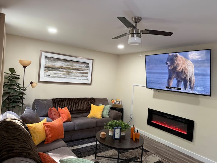 Útulné vankúše, ktoré ladia so zlato-oranžovými farbami listov vonku a teplým krbom, aby navodili atmosféru a oslávili kúzlo jesene.