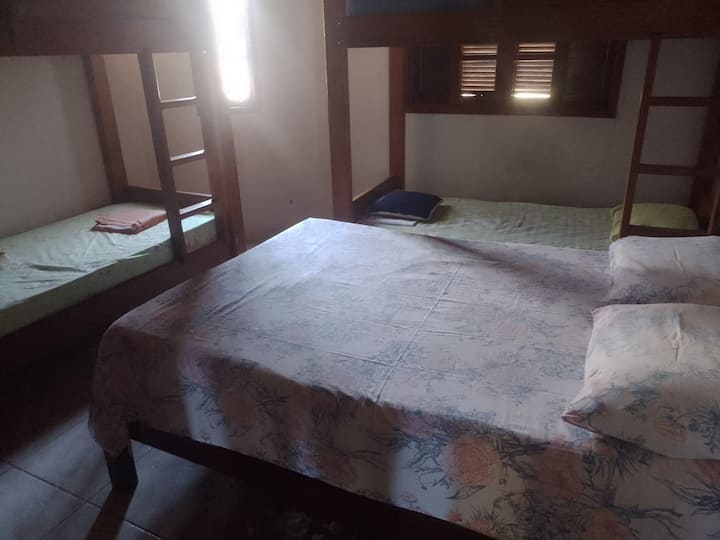Kitanda 1 cha kawaida cha watu wawili 
Vitanda 2 vya ghorofa 
Kabati 1
mablanketi ya ziada 
mito ya ziada
mashuka
viango vya nguo