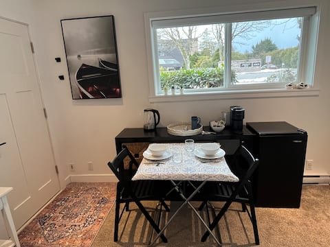 Top Airbnb: Spacious Studio Suite - Parking & Close to Transit in Broadmoor