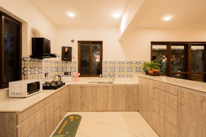 Full kitchen image 2
