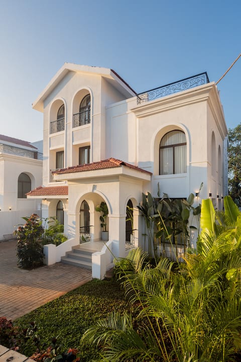 3 bhk Pet-friendly Villa W/ Large Pool & Lift