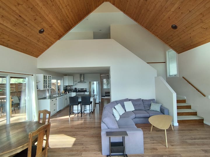 Stunning Lakeview Home — Heart Of The Okanagan! - Peachland