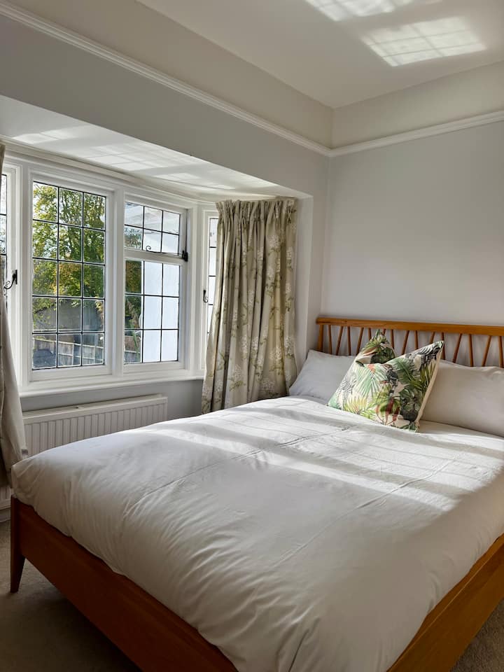 По-малката, но по-слънчева спалня. Събудете се с утринното слънце и гледка към зеленикавата градина. 