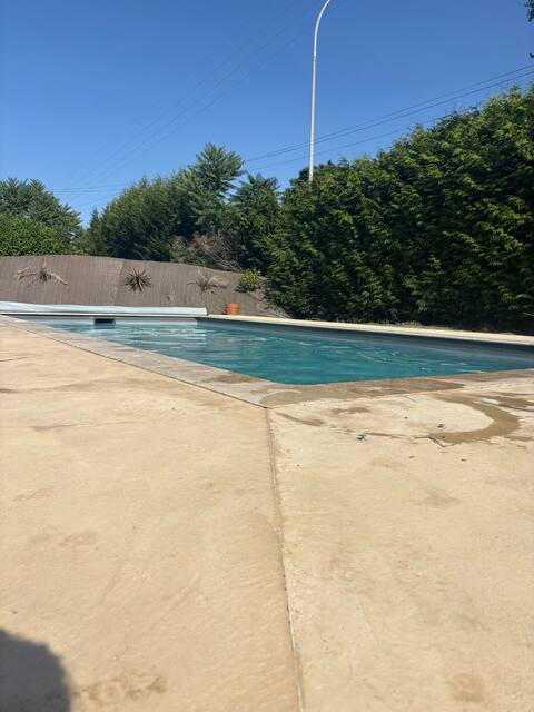 House sleeps 10, close to 24-hour circuit