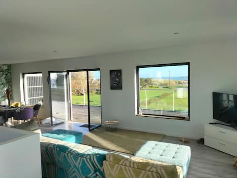 Popular Airbnb listing: Beachfront Villa – Plouneour-Trez in Plounéour Brignogan Plages