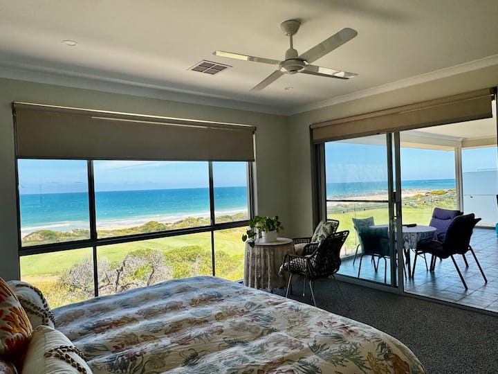 Veliki bračni krevet za udoban san uljudan zvukovima valova s pogledom na ocean uz koji se možete probuditi.  