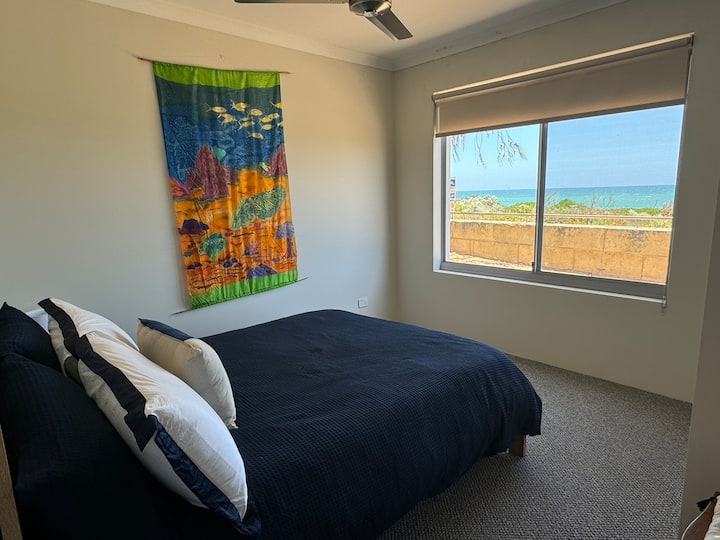 Mala, ali lijepa s pogledom za pamćenje.    Ugradite ogrtač kako biste spremili torbu za vikend.  