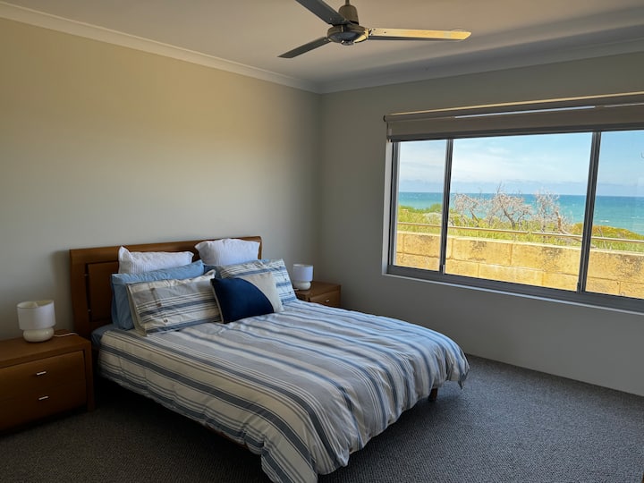 Prostrana spavaća soba s bračnim krevetom.  I naravno, pogled na ocean.  