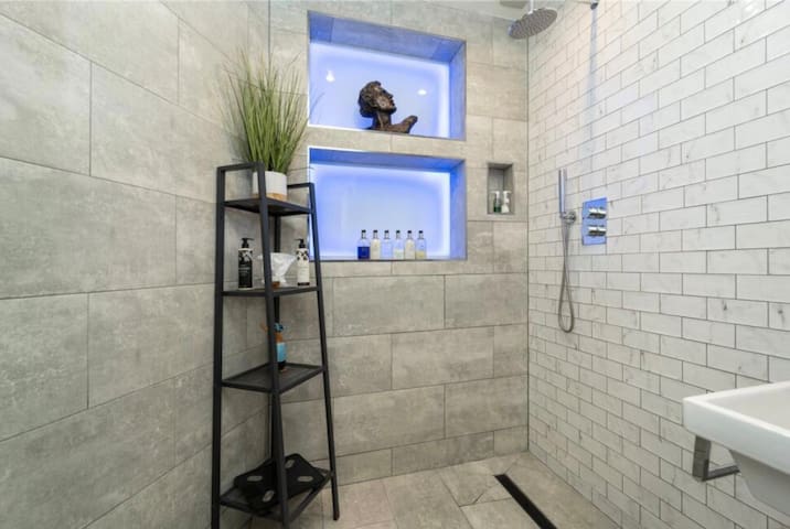 Tower Bridge Xmas Makets ShadThamesVanGatedParking