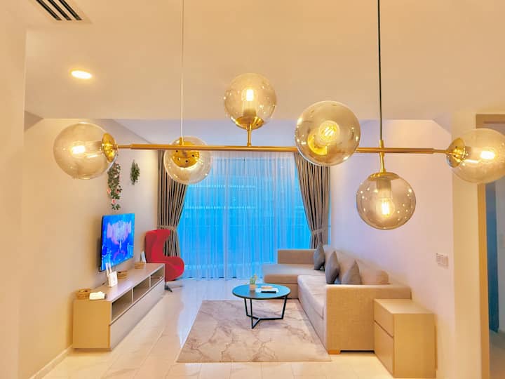 muundo wa juu ulio na mapambo ya ndani yenye rangi ya dhahabu